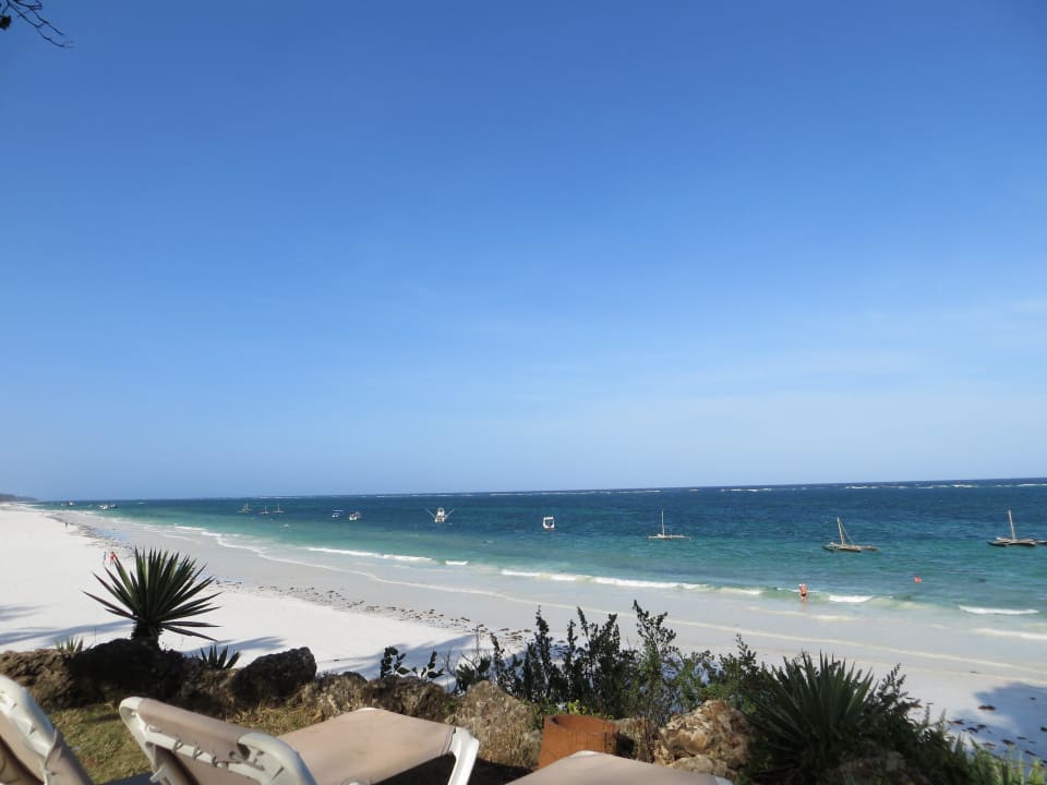 Blick vom Hotelbereich auf Strand Baobab Beach Resort & Spa