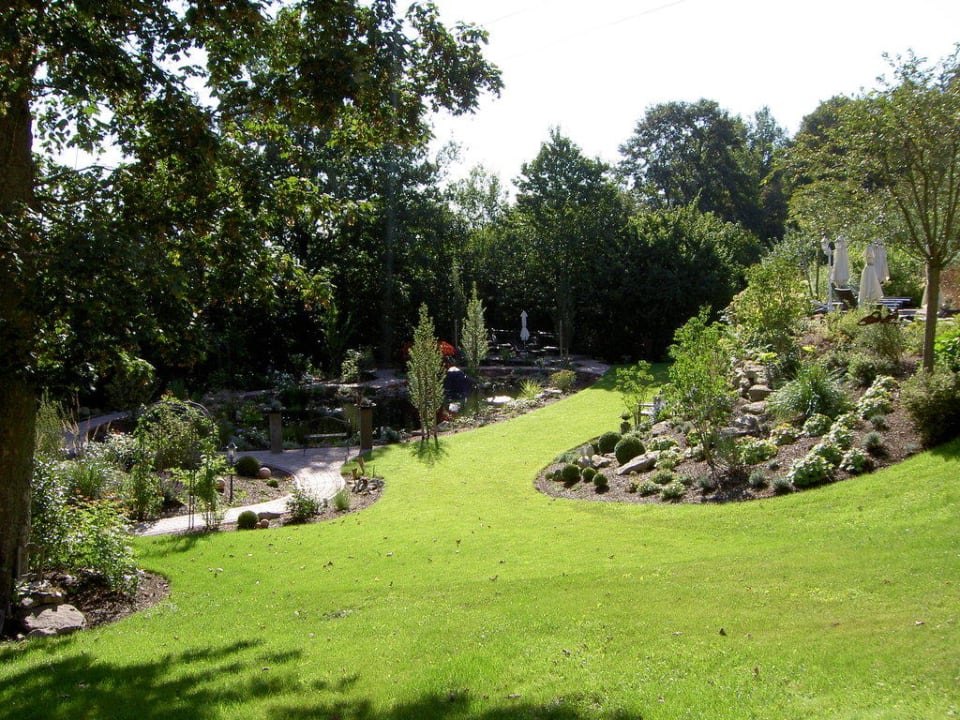 Neu angelegter Gartenteich Hotel Sterr