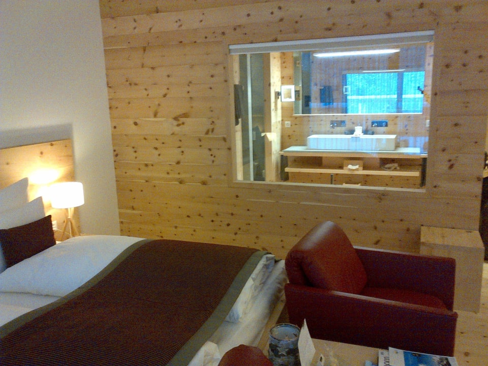 Durchsicht zum Bad Relais & Châteaux IN LAIN Hotel Cadonau