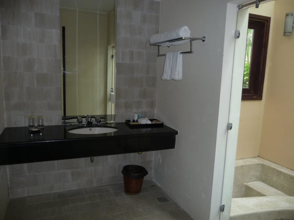 Badezimmer mit Außendusche. Swiss-Belhotel Son Tra Resort & Villas