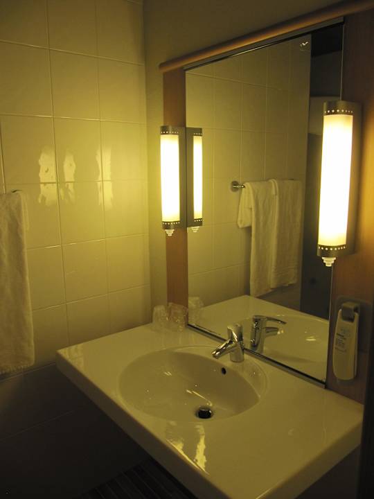 Bad (Standard Doppelzimmer) DC Hotel international