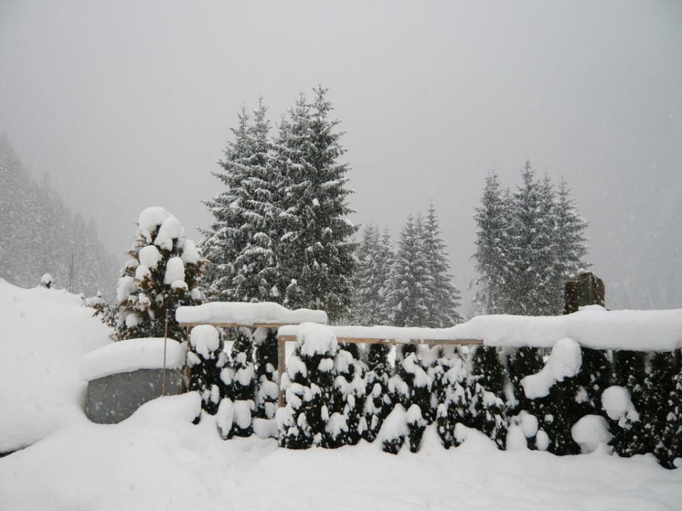 Garten vor der Schwarzbrenner Außensauna Lürzerhof - luxury.nature.spa