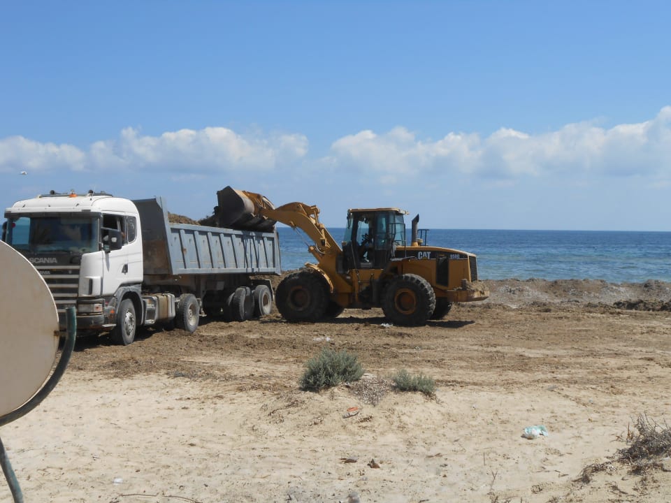 Stinkender Dreck wird weg geräumt Hotel Sangho Club Zarzis