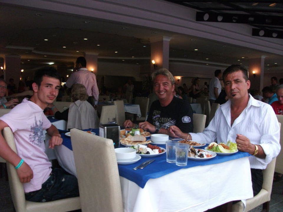 Bruder Ich und Neffe alle zusammen am Tisch! Club Turtas Beach Hotel