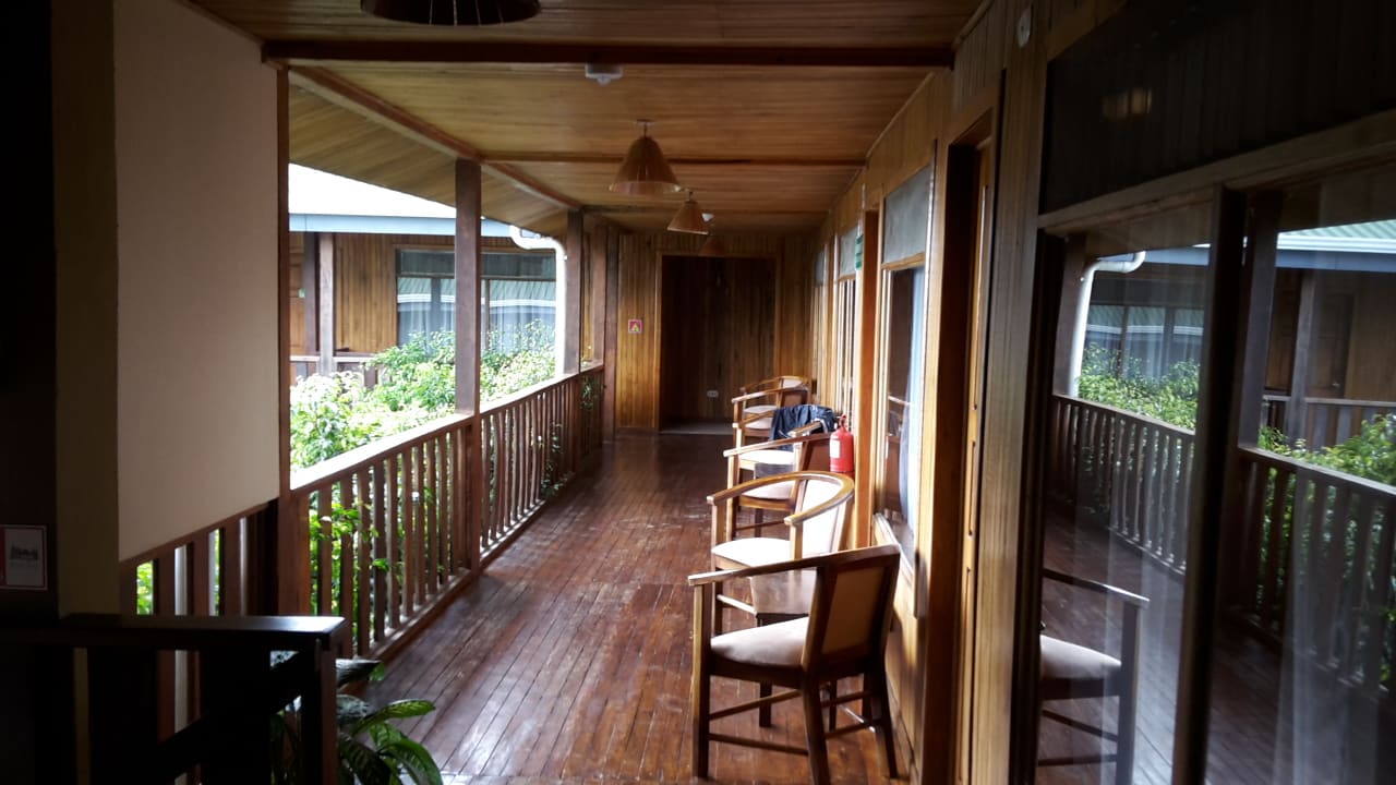 Von dieser Galerie ging es zu den Zimmern. Hotel Monteverde Country Lodge