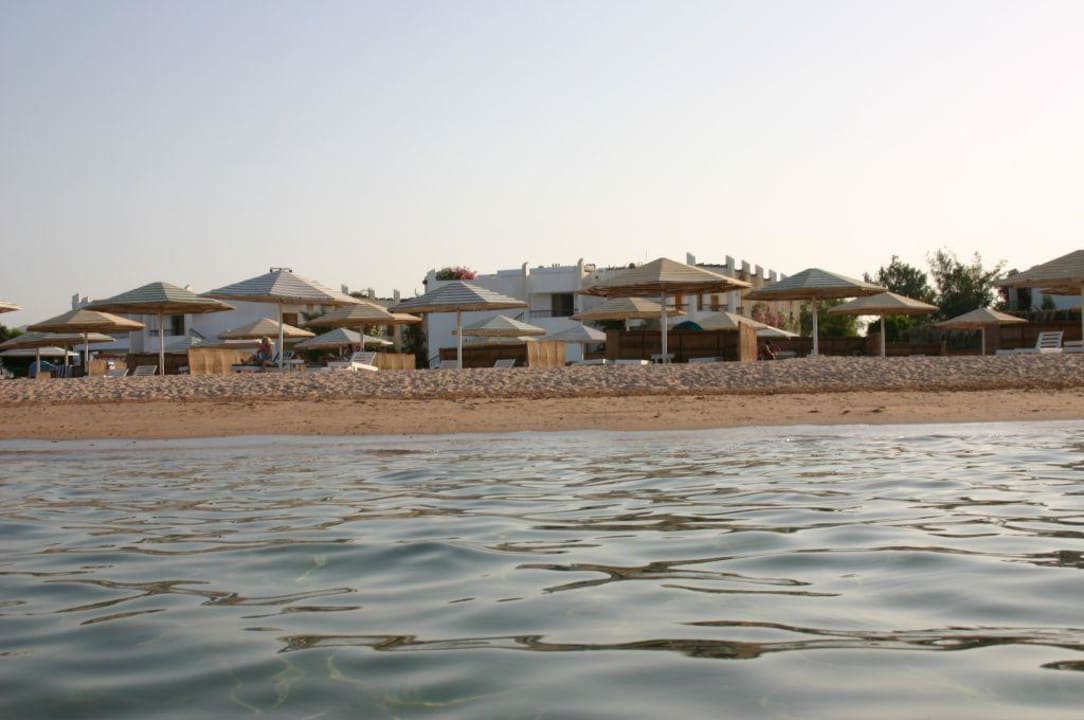 ausblick vom meer auf den strand und die bungalows Menaville Safaga