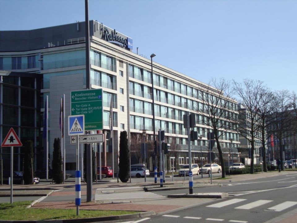 Hotelseite zur Straße Radisson Blu Hotel Köln