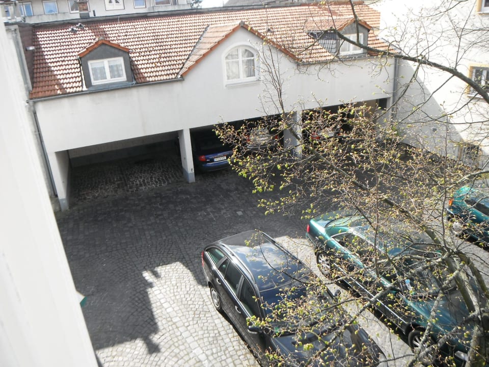 Innenhof mit kostenlosen Parkplätzen Fair Hotel Frankfurt - Jahrhunderthalle