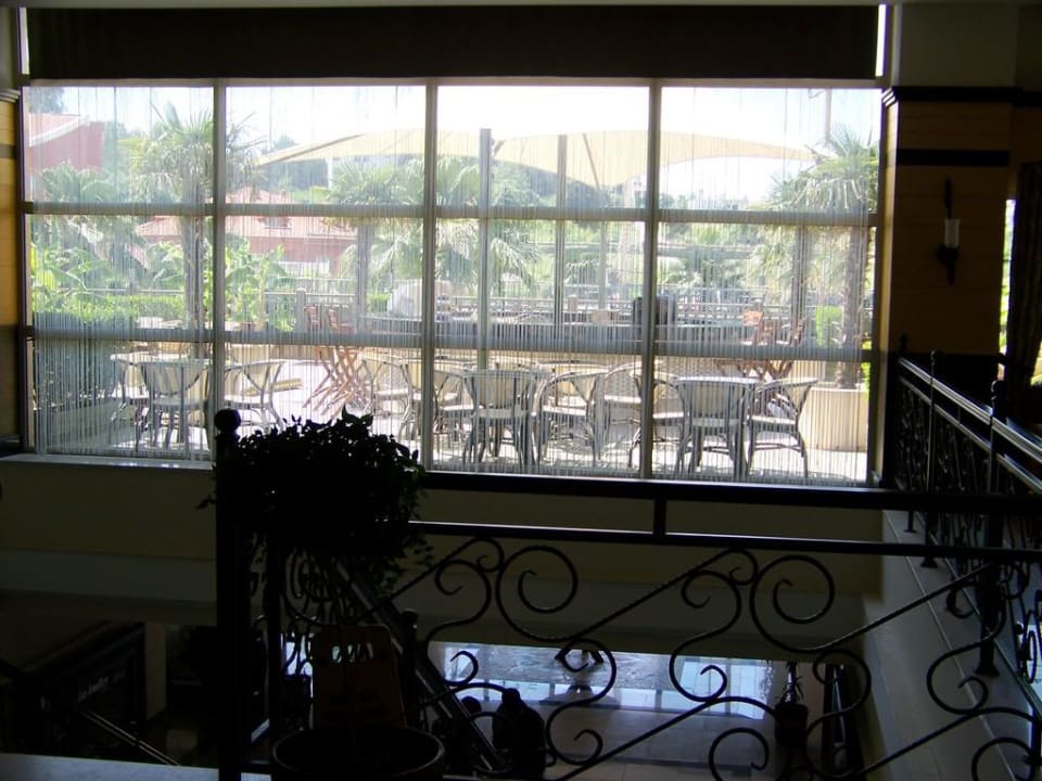 Im Hintergrund sieht man die Außenbar Can Garden Resort