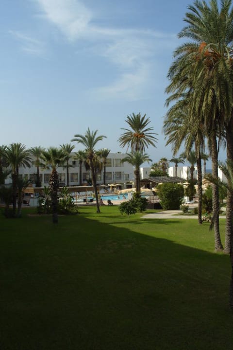 Widok z naszego balkonu Ruspina Beach Resort