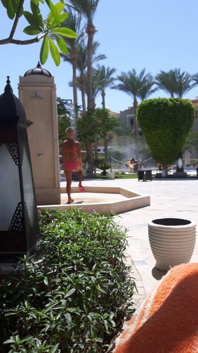 Baustelle mit Schleifarbeiten hinter den Gästen Makadi Spa - Adults only