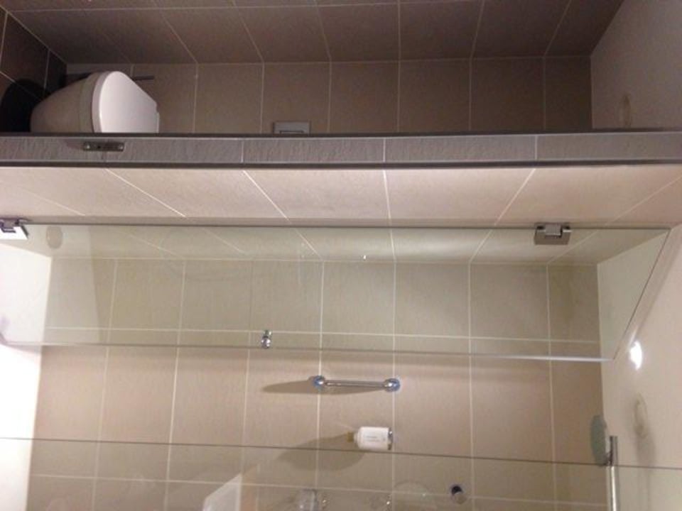 Moderne Dusche + WC abgetrennt H4 Hotel München Messe