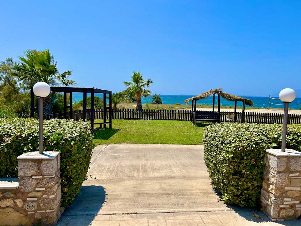 Strand Hotel Kouros Palace