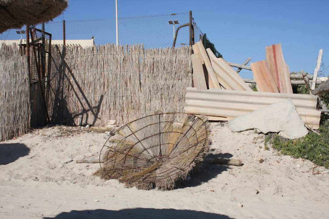 So siehts leider auch aus am Strand The Ksar Djerba Charming Hotel & SPA