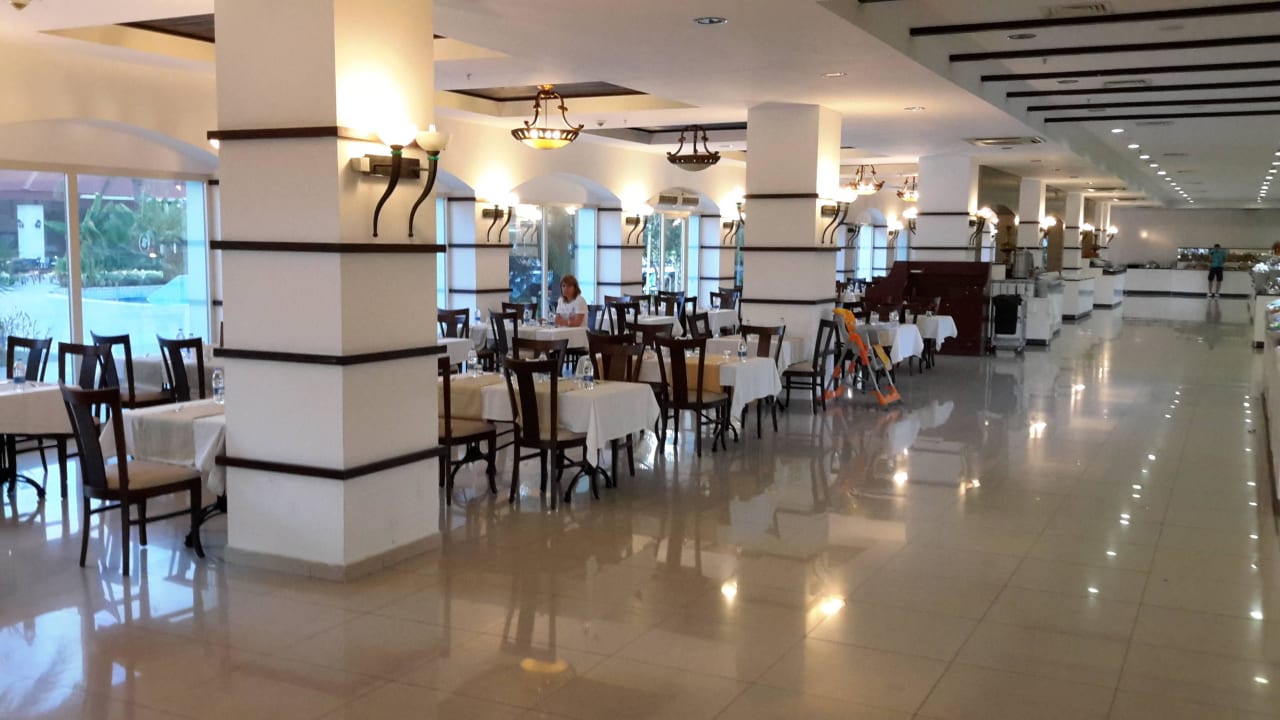 Sitzplätze im Restaurant Hotel Süral Resort