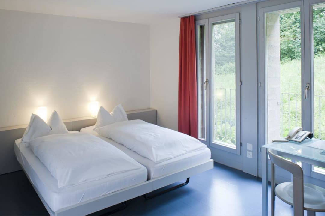 Zimmer im Gästehaus Hotel Schloss Münchenwiler