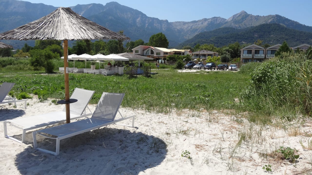 Blick vom Strand zum Hotel Alexandra Golden Boutique - Adults only