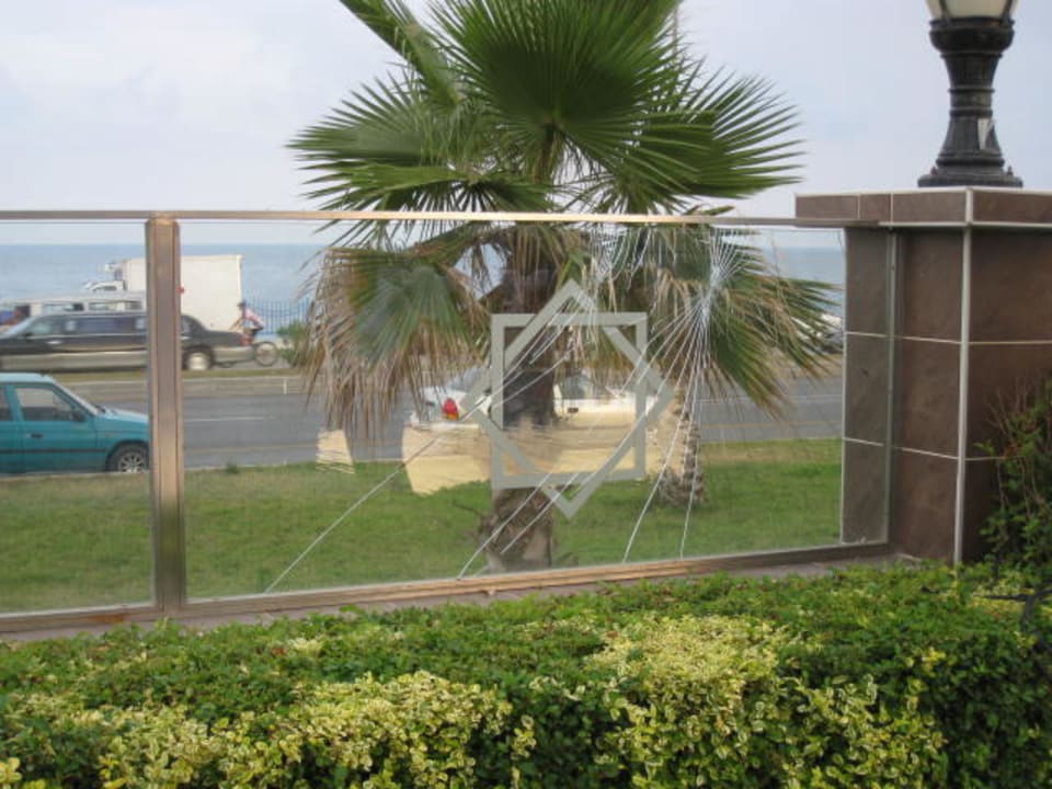 Kaputte Glasfront  Crowne Plaza Antalya