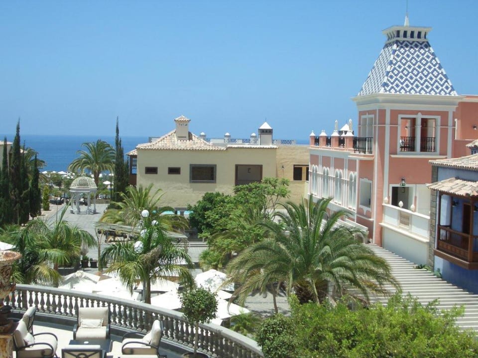 Innenhof mit Balkon von Bar. Lopesan Villa del Conde Resort & Thalasso