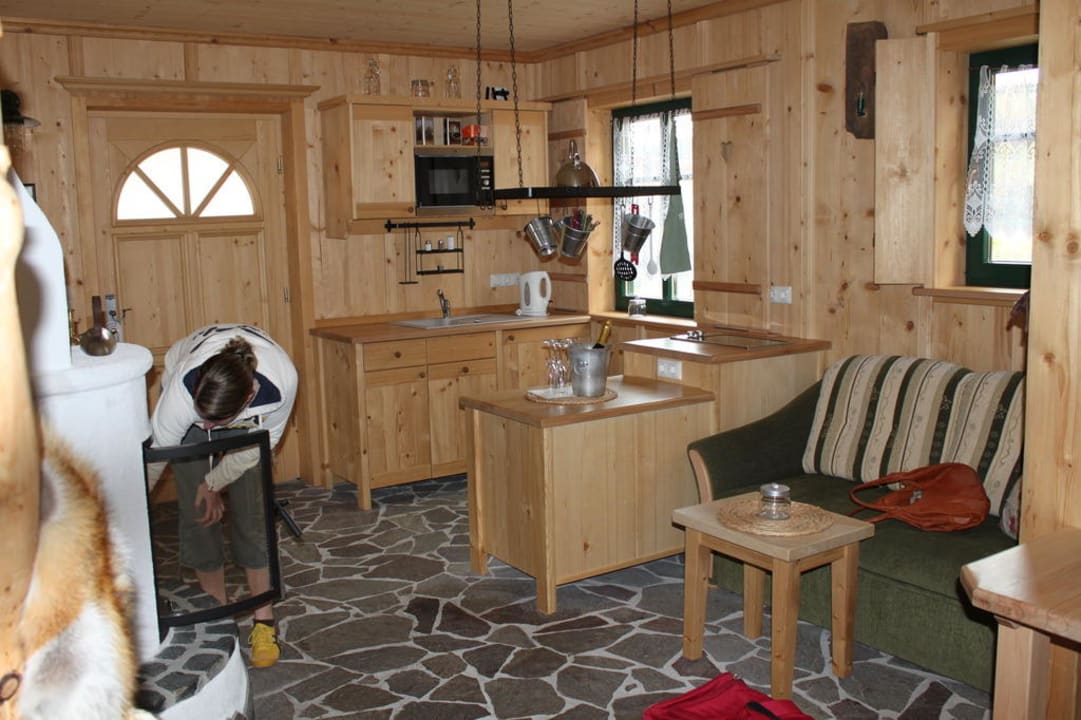 Offenes Wohnzimmer mit Blick auf die Küche Landgasthof Hessenmühle