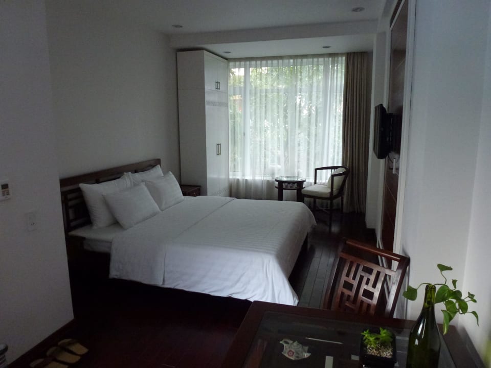 Blick auf Bett und Fenster Viethouse Hanoi