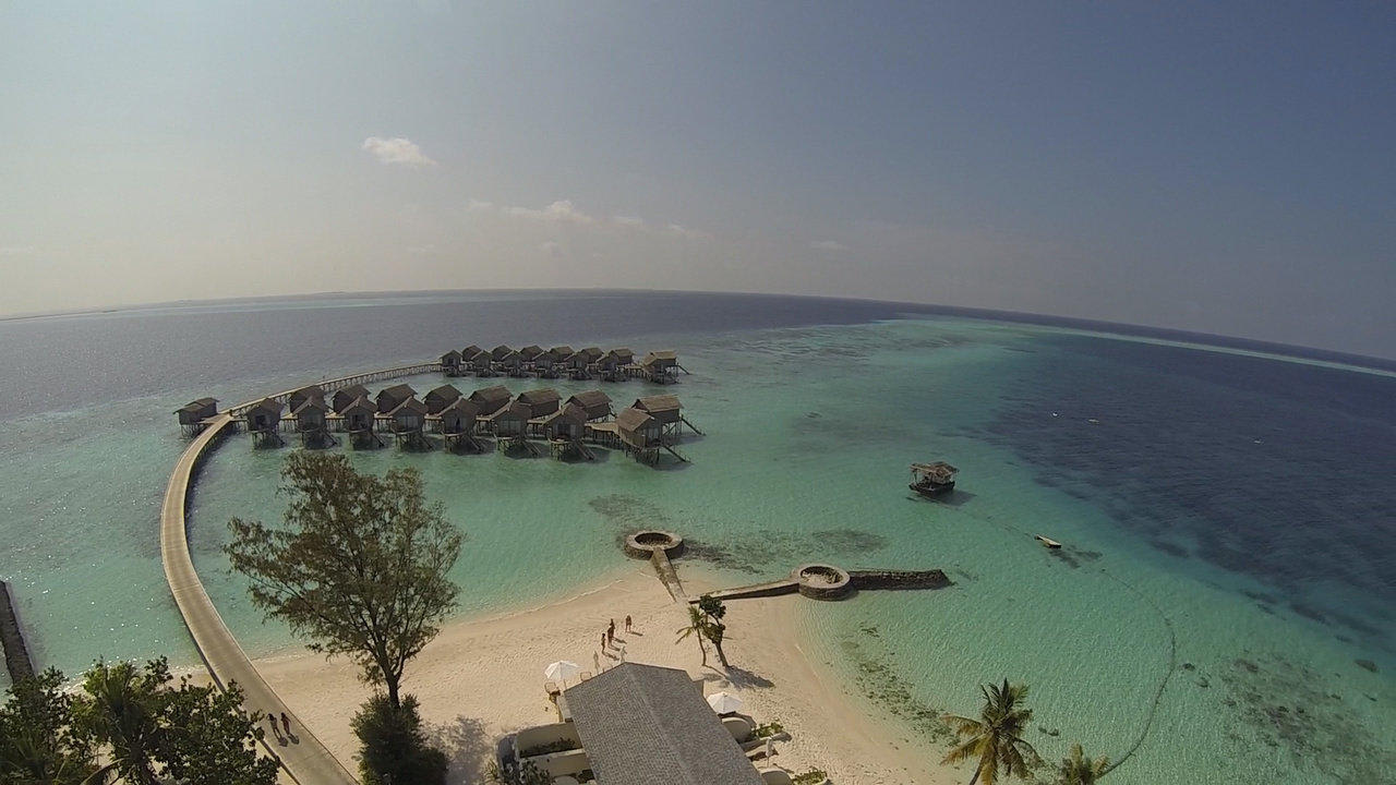 Aus der Luft gefilmt (Quadrocopter) Centara Ras Fushi Resort & Spa Maldives