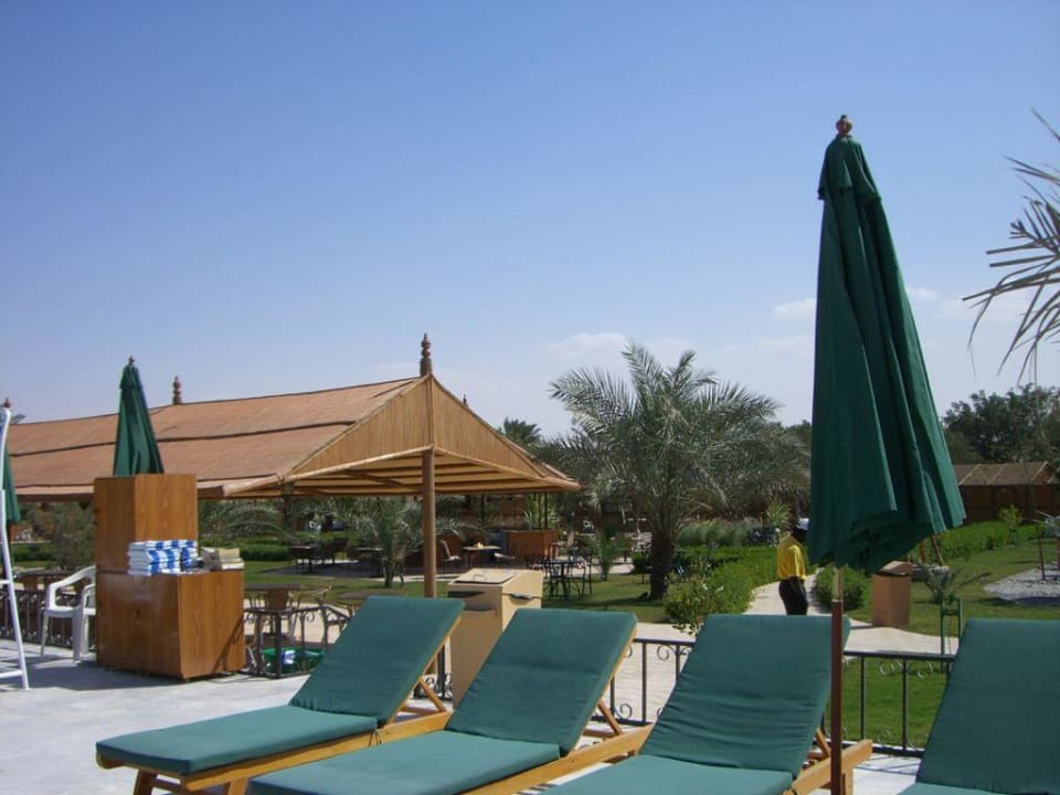 Poolanlage und Restaurant im Hintergrund BM Beach Resort