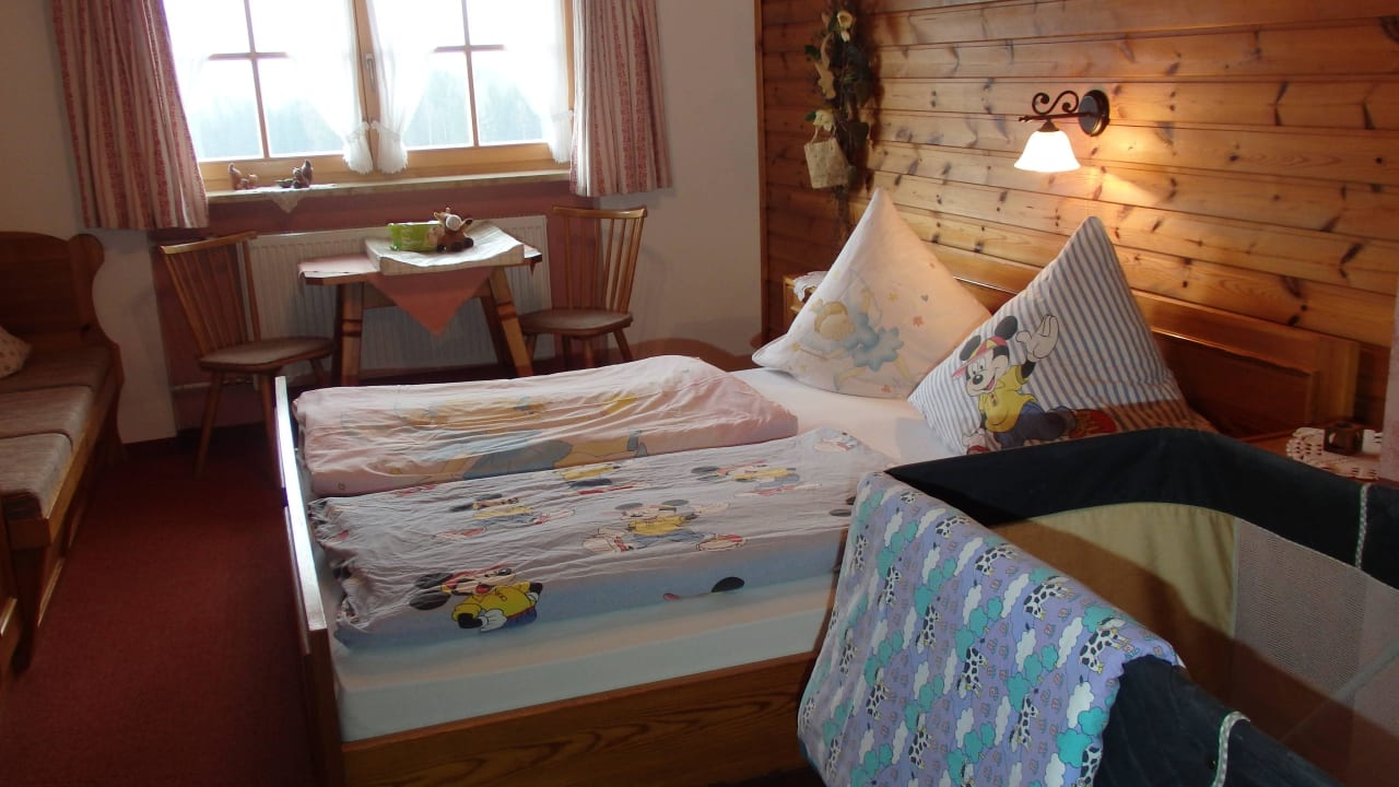 Schlafzimmer mit Sofa und Schreibtisch Ferienwohnung Rothenlehen