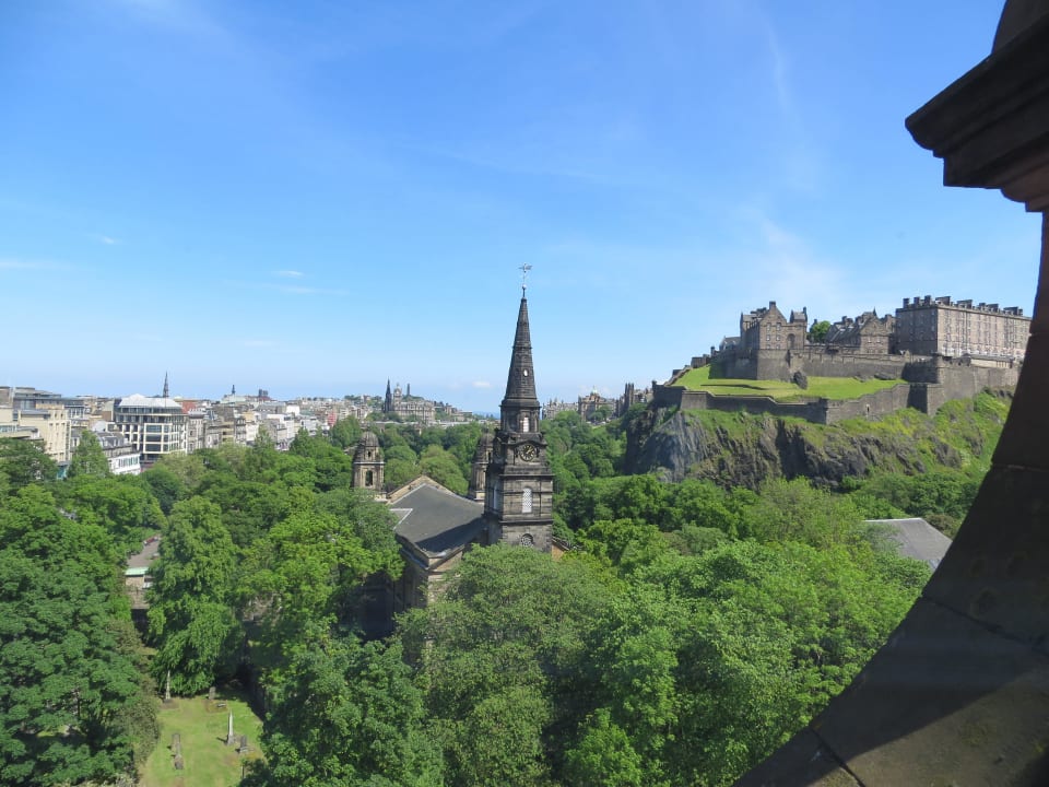 Aussicht vom allen 3 Zimmern zum Schloss The Caledonian Edinburgh, Curio Collection by Hilton