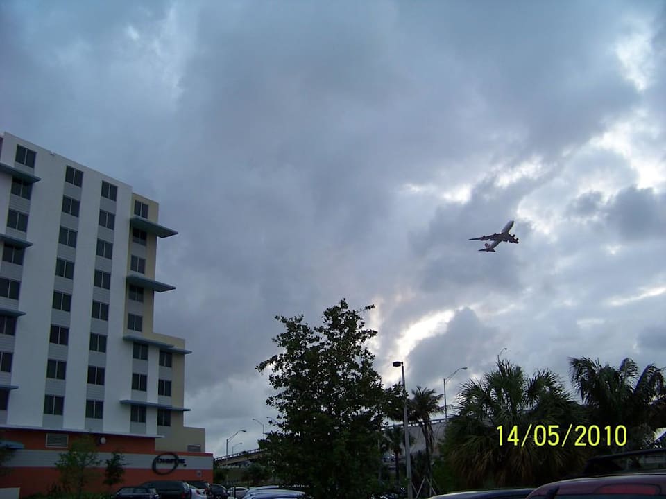 Startendes Flugzeug Hotel Courtyard Miami Airport West/Doral