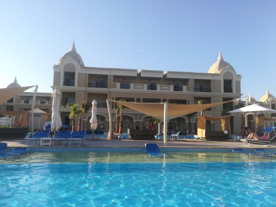 Pool Titanic Royal