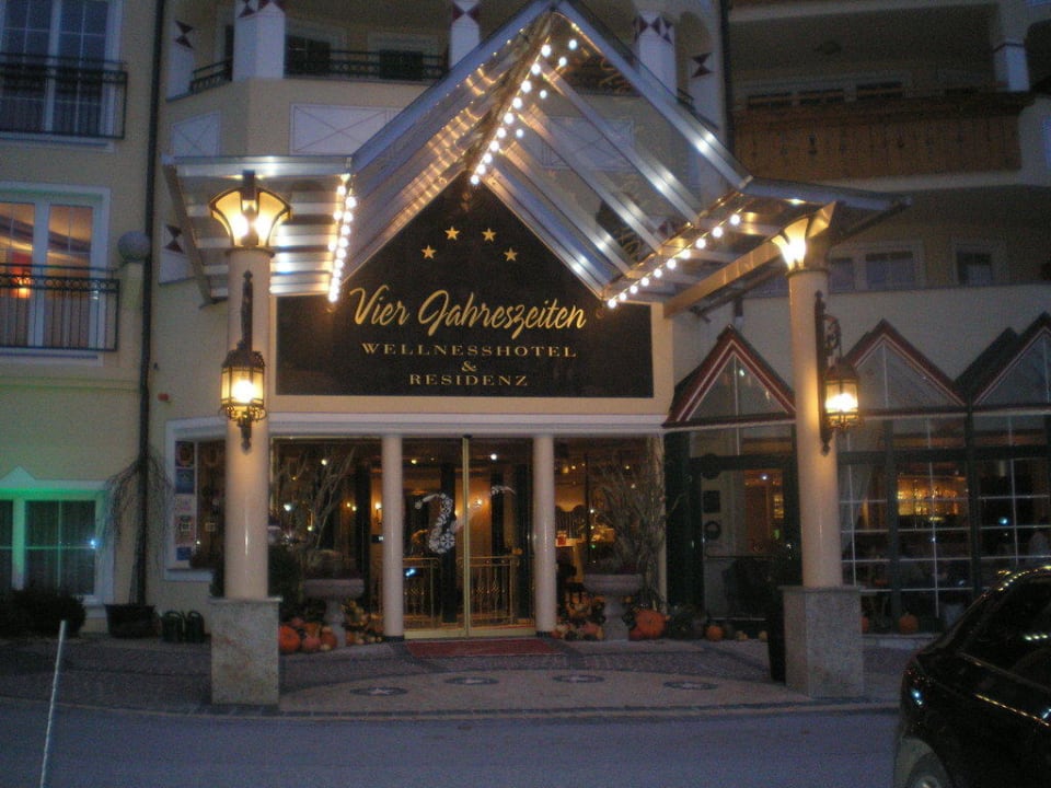 Der Eingang des Hotels Wellnessresort Vier Jahreszeiten