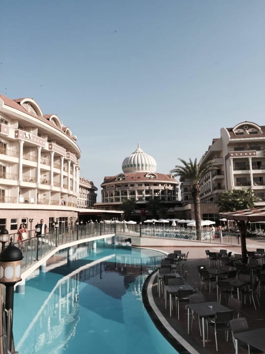 Blick vom Pool zum Hauptgebäude  Kirman Belazur Resort & Spa