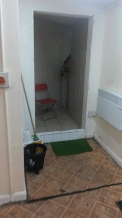 Schimmel und Dreck im Duschbereich Best Western Northfields Ealing Hotel