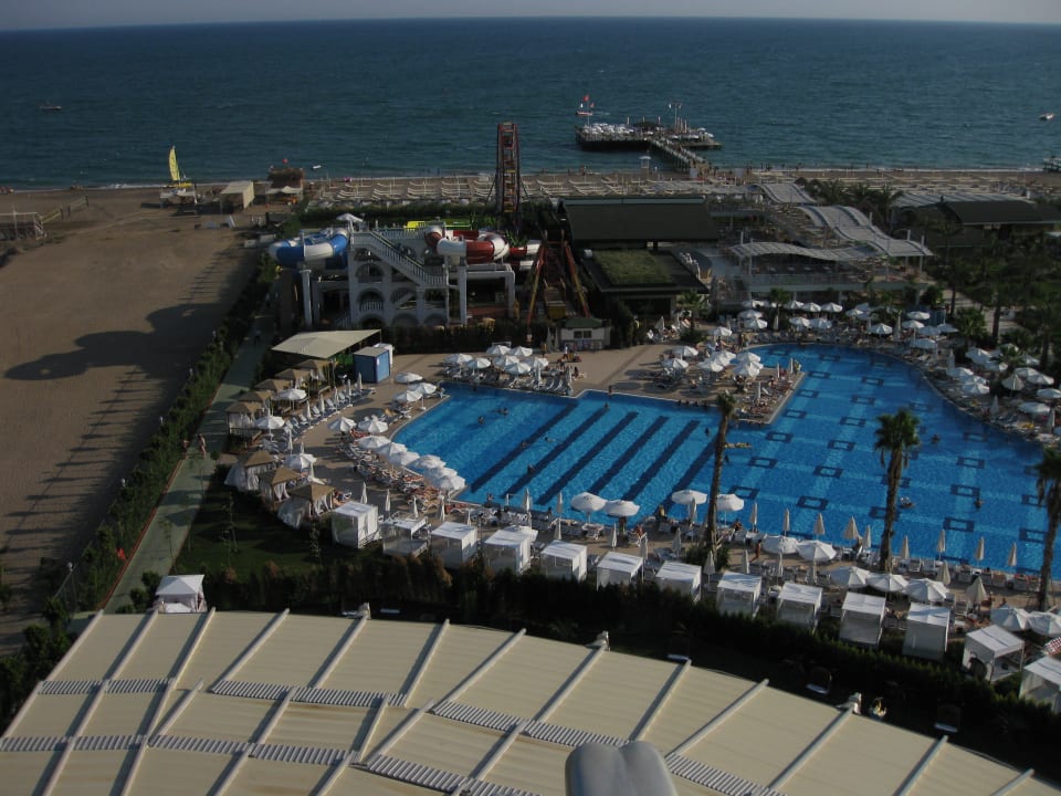 Pool und Meer aus dem achten Stock Hotel Delphin Imperial