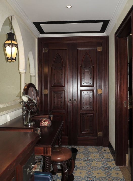 Kleiderschrank und Kosmetikplatz Jumeirah Mina Al Salam