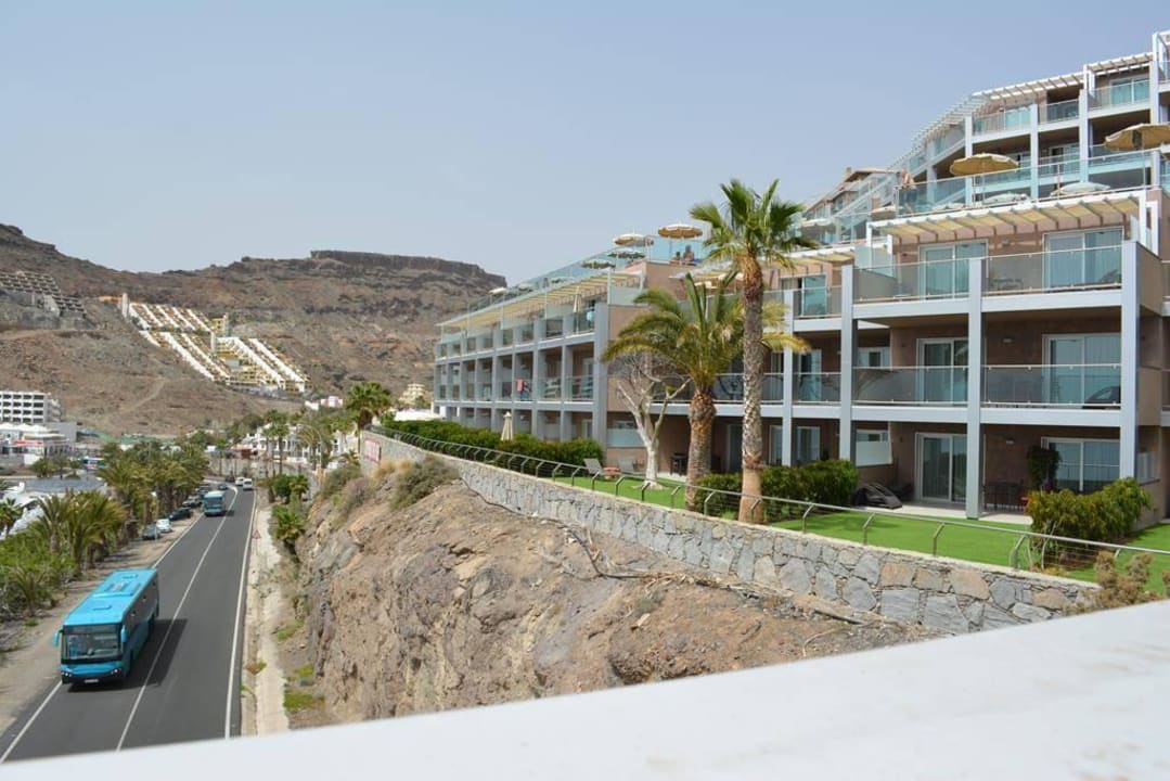Blick auf Strasse von Übergang Hotel Riviera Vista
