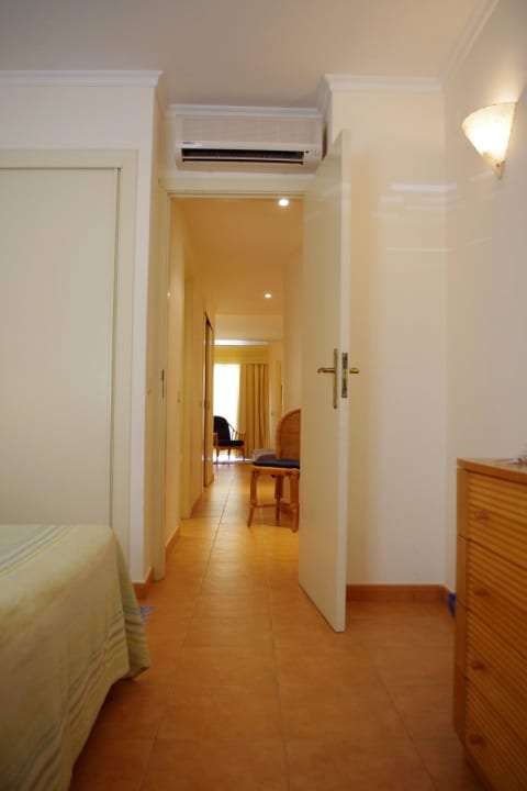 Widok z sypialni na przedpokój i salon (bud. nr M) Golden Club Cabanas