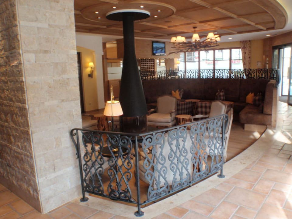 Gezellige zit rondom de openhaard. Hotel Alte Post