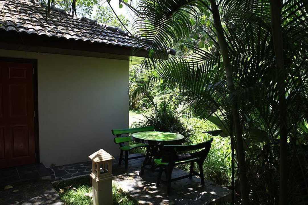 Kleiner Sitzplatz vor Bungalow Nr 1 Adventure Resort Thailand