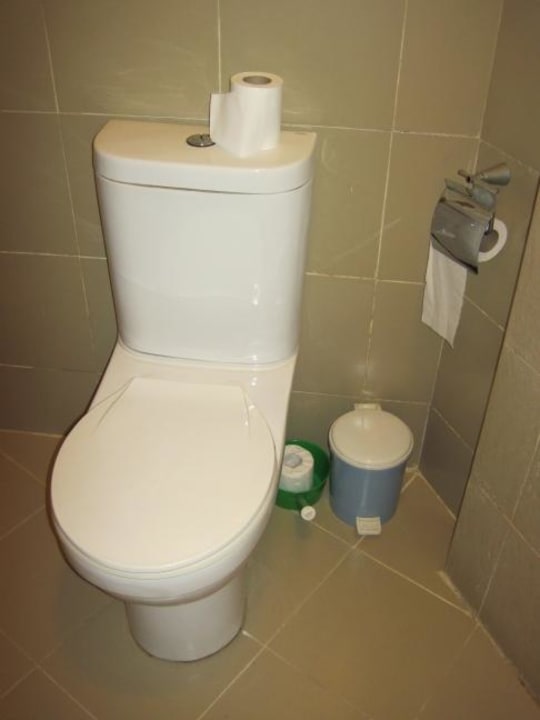 Toilette mit Ersatzklopapier (tgl. aufgefüllt) Mermaid Hotel & Club