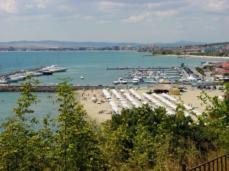 Blick zu einem Strand und zum Hafen Hotel Juzhni Noshti