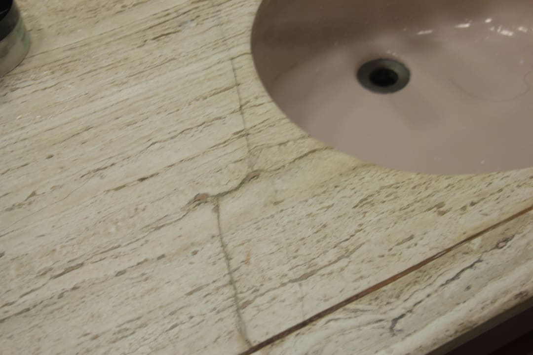 Popękany blat umywalki Hotel Solymar Beach Resort