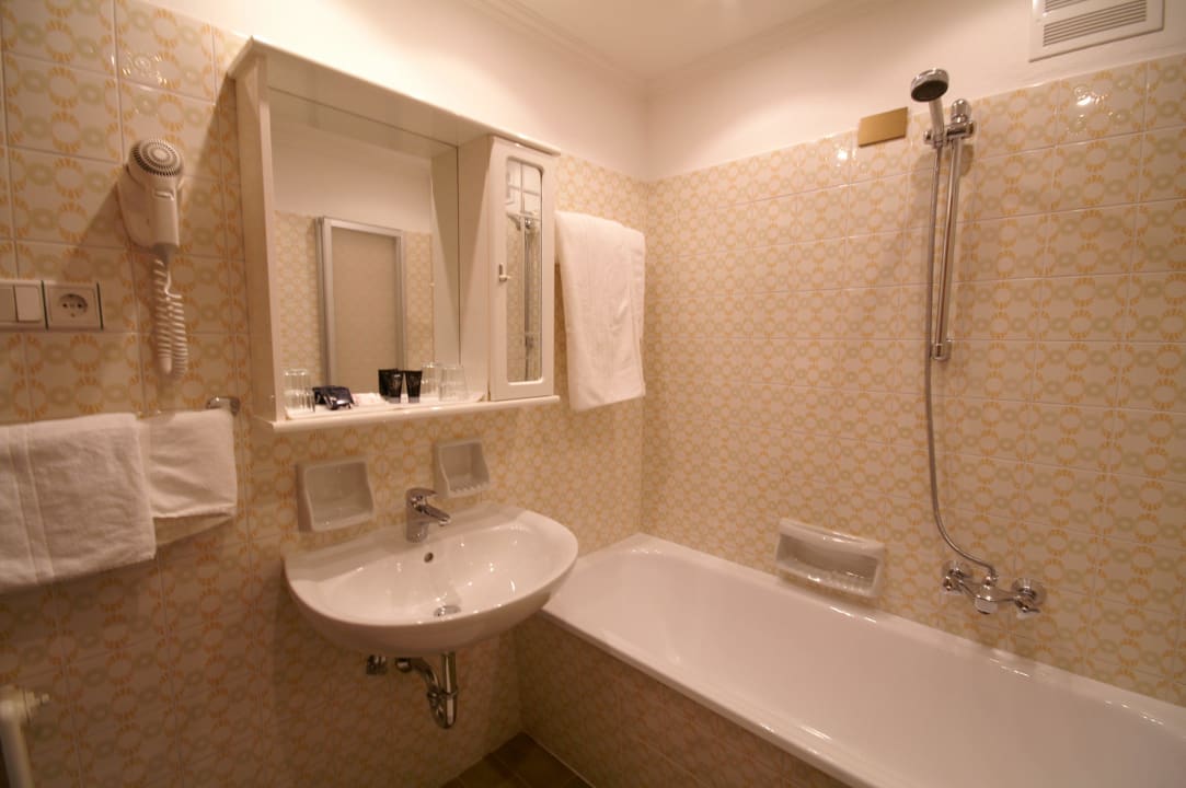 Baderaum Standartzimmer Hotel Gran Ancëi