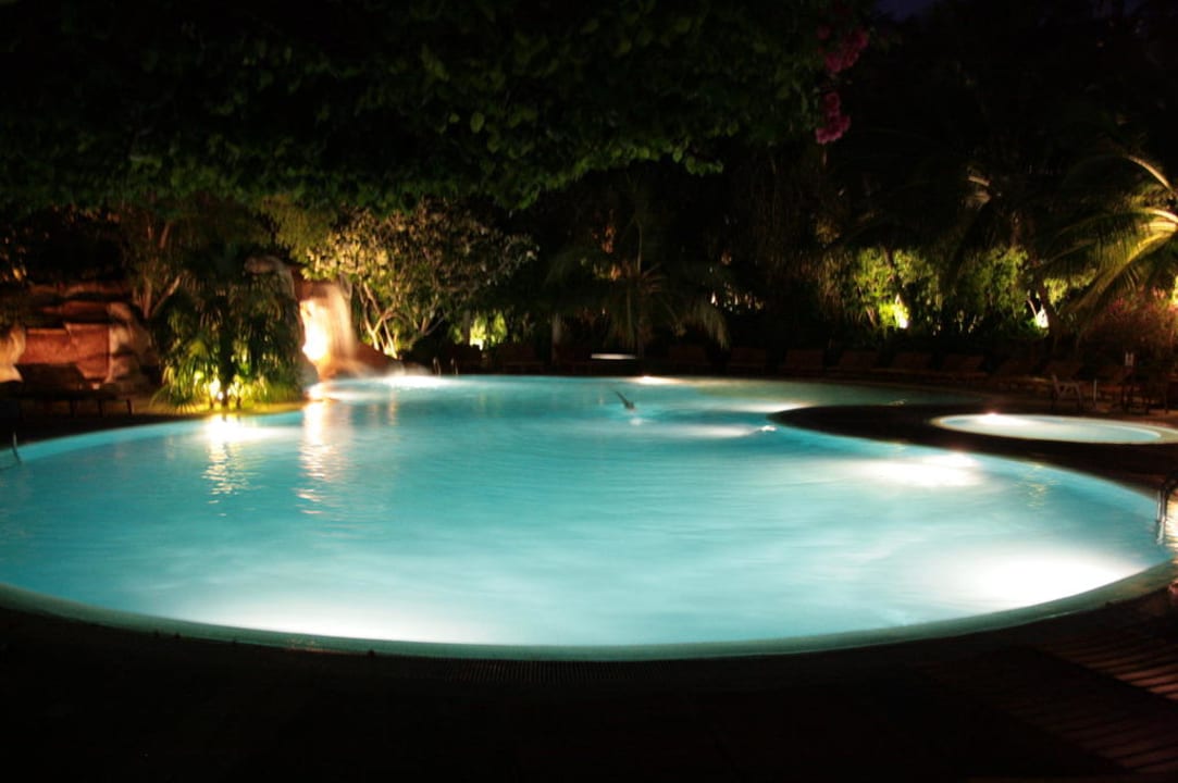 Poolanlage in der Nacht Kuramathi Maldives