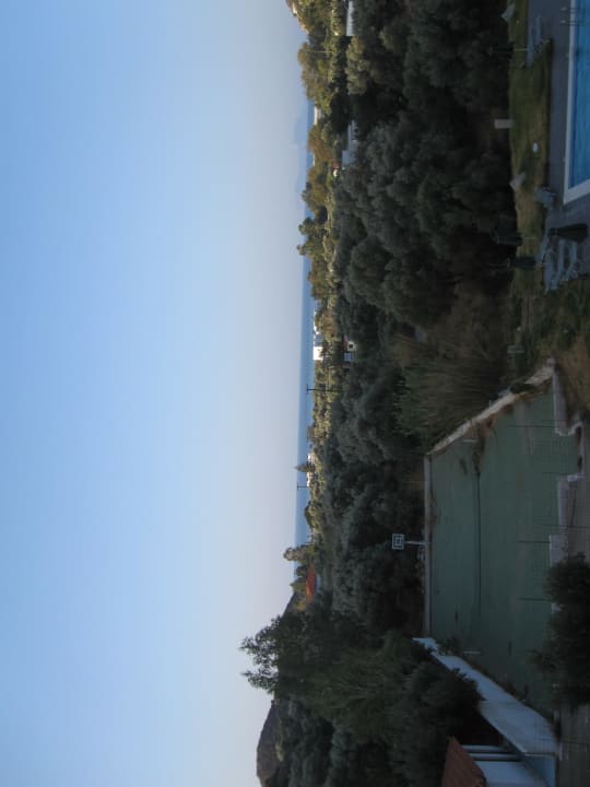 Ausblick Top, aber Garten sehr ungepflegt Paralos The Maxine