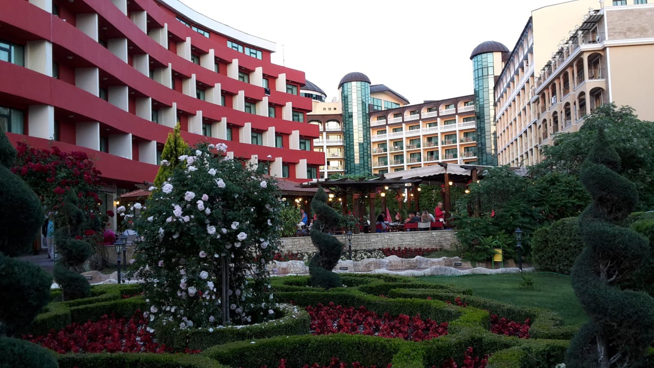 Im Vordergrund der Garten ,links Hotel Mena Palace Hotel Mena Palace