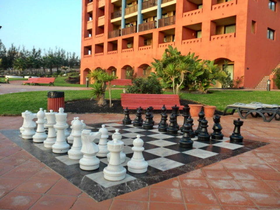 Schachbrett neben dem Pool Hotel H10 Tindaya