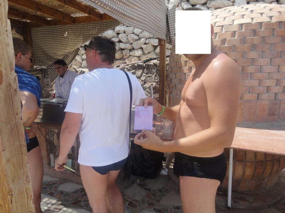 W kolejce po pizzę na kartkę - dla dzieci Hotel Hauza Beach Resort