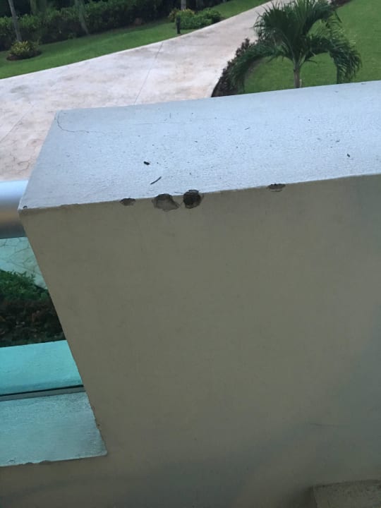 Chipped walls BlueBay Grand Esmeralda